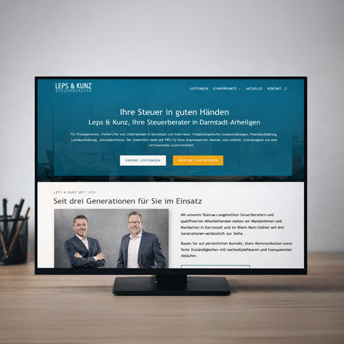 Startseite der neuen Website von Leps & Kunz Steuerberater aus Darmstadt-Arheilgen auf einem Monitor dargestellt