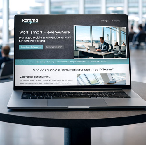 Startseite der neuen Website von komma auf einem Laptop dargestellt