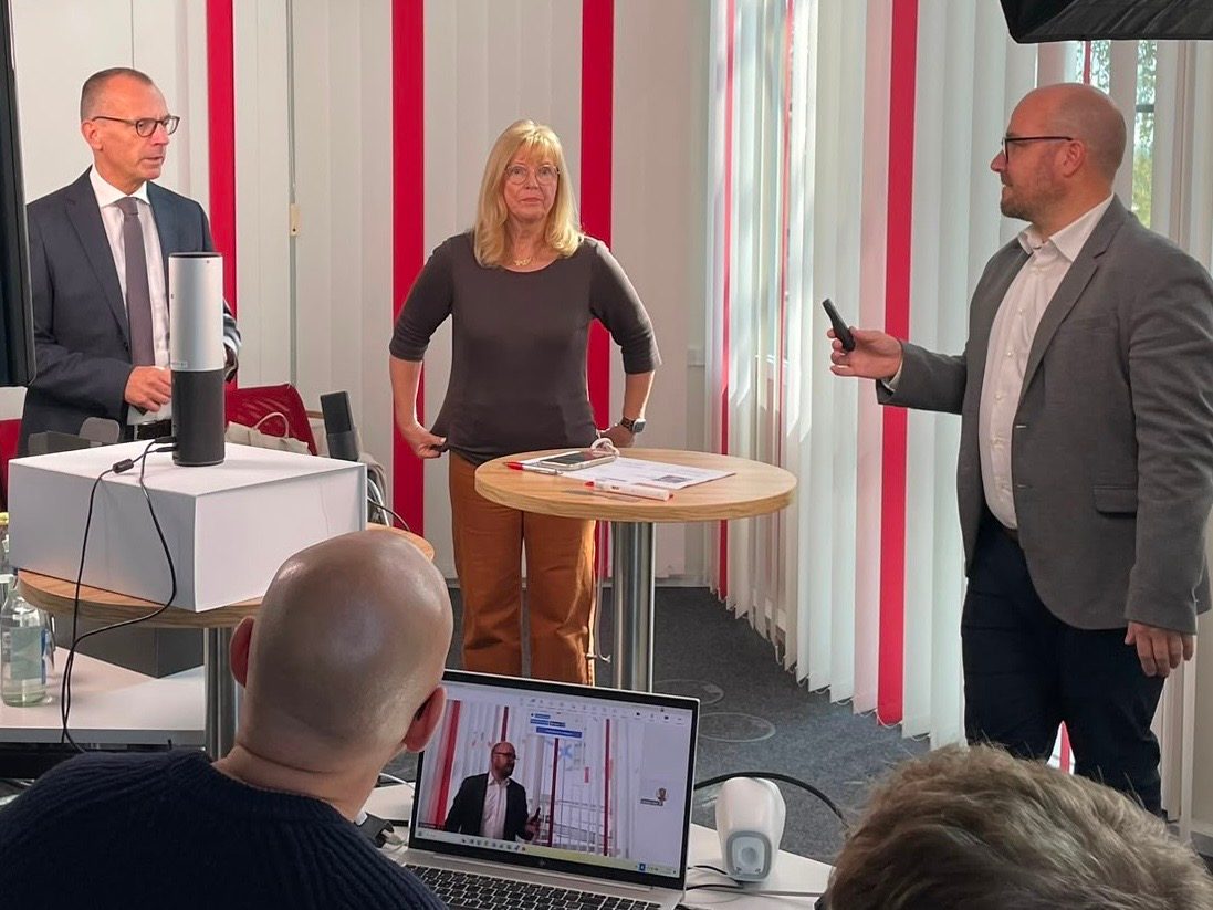 Pressekonferenz ZwickRoell 2026 – Klaus Cierocki, Verena Hladik und Wolfgang Mörsch Klaus Cierocki (ZwickRoell), Verena Hladik (awikom) und Wolfgang Mörsch (ZwickRoell) bei der Live-Übertragung der Pressekonferenz 2026 aus Ulm