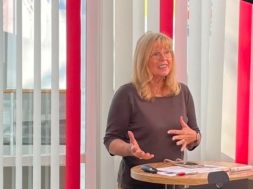 Pressekonferenz ZwickRoell 2026 – Verena Hladik in Ulm Verena Hladik (awikom) im Gespräch während der ZwickRoell-Pressekonferenz 2026 in Ulm